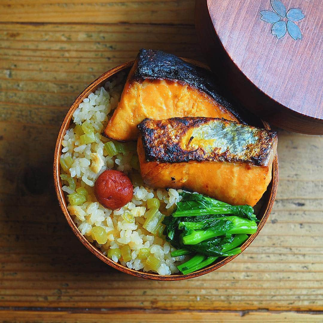 シンプルご飯が好き。さんのインスタグラム写真 - (シンプルご飯が好き。Instagram)「今日のお弁当。 ふきとお揚げの炊き込みご飯 塩麹漬け鮭 のらぼう菜のお浸し かつお梅 ―――☞﻿―――☞﻿―――☞﻿𓃰⋆⋆ にゅ〜〜んと伸びた実家の裏山のふきを お揚げと一緒に炊き込みご飯に。 かしわも入れようか悩んだけど 今回はシンプルに仕上げました。 ほぐした鮭とふきごはん、最高。無限ループ。 面倒くさいように思えますが ふきの下ごしらえは簡単です。 塩でゴリゴリして3分ほど茹でて びゃーっと皮をむくだけです。 切ったふきを出汁でさっと煮たら取り出して お出汁とお揚げでことこと炊き込みます。 ふきは炊き上がったら後入れで シャキッシャキッとする食感が🤪👍 ハルが来たよー！！」4月17日 18時04分 - heavydrinker