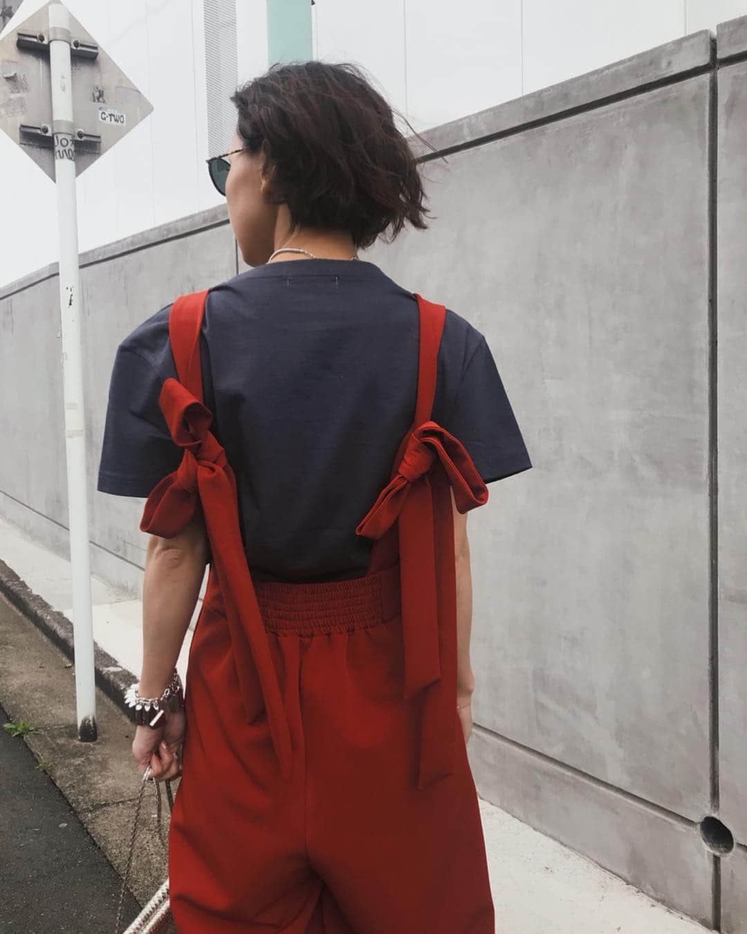 黒石奈央子さんのインスタグラム写真 - (黒石奈央子Instagram)「あめりふく . BACK RIBBON ROMPERS ¥16800+tax 4/19 HARVERD UNIVERSITY EMBROIDER ¥8300+tax 4/19 BIJOU RI STREAMLINE CHORKER ¥12000+tax 4/12 ブレス  大阪限定 . ロンパースは鮮やかなレッドとブラックの二色展開♫ TSはパーバード大学の紋章の刺繍が😍 形もとっても綺麗だよ! .  @ameri_shinjuku @amerivintage @ameri_daikanyama #ameri#amerivintage #fashion #coordinate#ootd#outfit#osanposnap #705_outfit #大人ファッション #大人コーディネート #大人スタイル #modestyle #modefashion#modecasual」4月17日 18時08分 - blackstone705