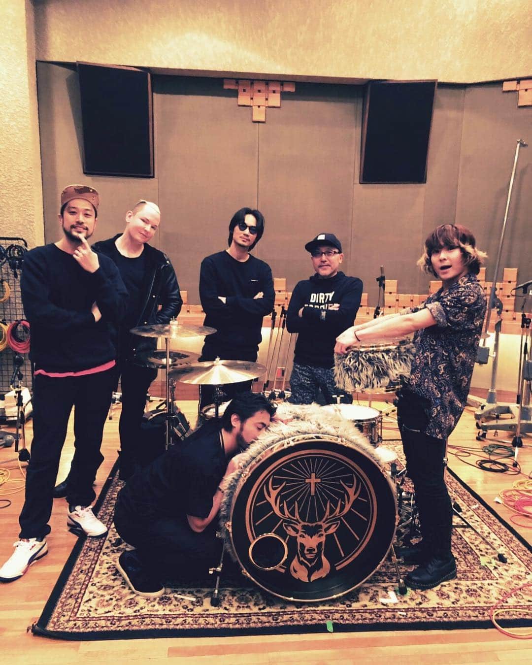 Tatsuya Amanoのインスタグラム：「It was great recording session🥁  I enjoyed it a lot! Thank you again for inviting me🤘🏻🔥 The XXXXXXのレコーディングで新たに1曲、魂のビートをのせてきました！ 今回はいったいどのように仕上がるのか⁈ 楽しみです😎 またまた誘っていただきありがとうございました！  もふもふDrum前で📸  #thexxxxxx  #山田孝之 #綾野剛 #内田朝陽」