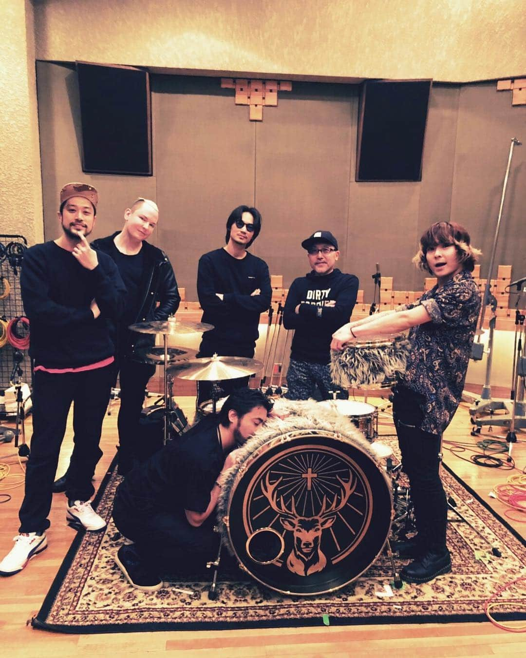 Tatsuya Amanoさんのインスタグラム写真 - (Tatsuya AmanoInstagram)「It was great recording session🥁  I enjoyed it a lot! Thank you again for inviting me🤘🏻🔥 The XXXXXXのレコーディングで新たに1曲、魂のビートをのせてきました！ 今回はいったいどのように仕上がるのか⁈ 楽しみです😎 またまた誘っていただきありがとうございました！  もふもふDrum前で📸  #thexxxxxx  #山田孝之 #綾野剛 #内田朝陽」4月17日 18時08分 - tatsucrossfaith