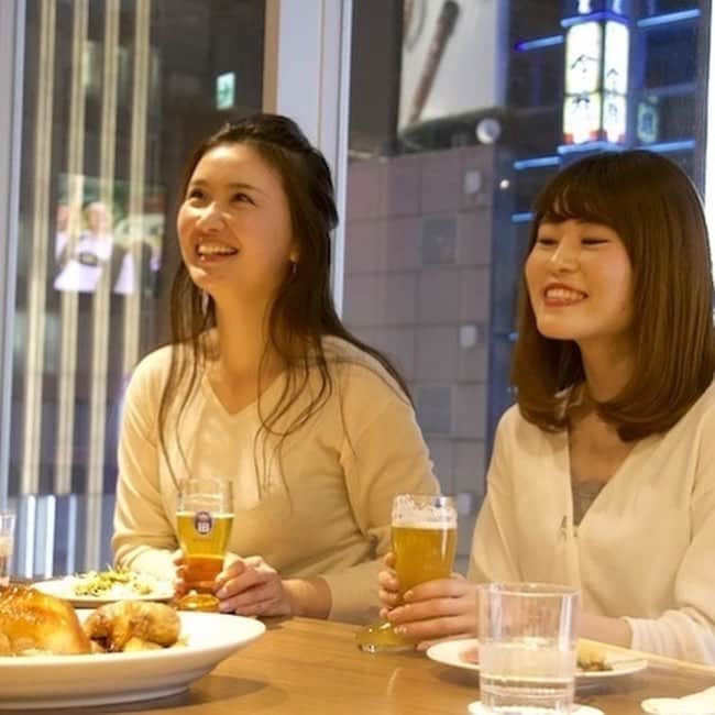 【ビール女子 -Beergirl.net-】さんのインスタグラム写真 - (【ビール女子 -Beergirl.net-】Instagram)「✍️ビール女子レポート（3/3）﻿ ﻿ 🍺新宿駅から徒歩1分、まるで都会のオアシスのようなお店「 #ツムビアホフノイ 」がオープン！﻿ ﻿ 🇩🇪ミュンヘン公認6大醸造所のひとつ『ホフブロイ』の生ビールを、本場と変わらない品質で楽しめるビアホールです🍺たくさんの声がわいわいと飛び交い、嬉しいサービス満載のお店でした！﻿ ﻿ 🍺4月13日（土）、新宿東口にオープンした「ツムビアホフノイ」にビール女子メンバーが潜入！既存店とはちょっと違う「ツムビアホフノイ」の魅力を徹底レポートします！ ﻿ ﻿ ﻿ ▼﻿ ﻿ ﻿ 🇩🇪ランチメニューの他にもおすすめの料理が目白押し！オクトーバーフェストで約50万羽も食べられるという名物で、注文を受けてから焼き始めるという「ローストチキン」は、お皿の上に到着すると迫力満点！﻿ ﻿ 🍺「自家製ボイルヴァイスヴルスト」は、ボイルされたドイツのソーセージ。しかし、日本のソーセージと違うのは皮を食べないこと。日本でいう”枝豆の皮は食べない”感覚なのだとか。﻿ ﻿ ﻿ 🇩🇪既存店では、約8割のお客さんが男性を占めるというなかで、「女性にももっと気軽にドイツの料理やビールを楽しんでほしい」と考えられた「ツムビアホフノイ」。訪れてみると、男性を中心としてわいわいと声が飛び交い、ビールを飲むなら大ジョッキという、賑やかなドイツのビアホール。そんなイメージが180度くつがえりました。﻿ ﻿ ﻿ ▼﻿ ﻿ ---キャンペーン情報---﻿ ﻿ ドリンク一杯無料キャンペーン﻿ ◯内容﻿ ﻿ 「ツムビアホフノイ」で過ごしている様子を、ハッシュタグ「 #ツムビアホフノイ 」「 #新宿ビール 」を付けて、InstagramまたはTwitterに投稿してください。投稿画面を提示するとお好きなドリンク（※）1杯とプレッツェルのセットを無料で楽しめます。※カクテルは対象外となります。﻿ ﻿ ◯使用条件﻿ ・ お料理１品注文の方（デザート不可）﻿ ・ランチブッフェとの併用も可能です。﻿ ﻿ ◯注意事項﻿ ・ディナータイム時、お会計の際にサービス料10％が加算されます。﻿ ・カクテルは対象外となります。﻿ ﻿ ◯キャンペーン期間﻿  2019年4月19日（金）〜2019年5月10日（金）﻿ ﻿ ﻿ ◯対象ドリンク﻿ ・ビール：Sサイズ（250ml）全5種類の樽生ビールよりお選びいただけます。﻿ ・ソフトドリンク﻿ ﻿ ---------------------------﻿ ﻿ ﻿ ▼﻿ ﻿ ==お店情報==﻿ ﻿ ◯住所：〒150-0002 東京都新宿区新宿３丁目26-14 新宿ミニム 7F﻿ ◯アクセス：新宿駅(東口)から徒歩1分　/　新宿3丁目駅(A5出口)から徒歩1分﻿ ◯電話番号：03-5361-7338﻿ ◯営業時間﻿ 【平日】﻿ ランチ　11:30～15:00(14:00L.O)﻿ カフェ 15:00～18:00(17:00L.O)﻿ ディナー17:00～23:30(22:30L.O)﻿ 【土】11:30～23:30　(22:30 L.O)﻿ 【日・祝】11:30～22:30（21:30L.O）﻿ ﻿ ﻿ #ビール女子 #PR」4月17日 18時08分 - beergirl_net