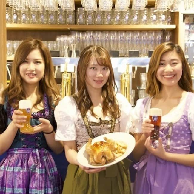 【ビール女子 -Beergirl.net-】さんのインスタグラム写真 - (【ビール女子 -Beergirl.net-】Instagram)「✍️ビール女子レポート（3/3）﻿ ﻿ 🍺新宿駅から徒歩1分、まるで都会のオアシスのようなお店「 #ツムビアホフノイ 」がオープン！﻿ ﻿ 🇩🇪ミュンヘン公認6大醸造所のひとつ『ホフブロイ』の生ビールを、本場と変わらない品質で楽しめるビアホールです🍺たくさんの声がわいわいと飛び交い、嬉しいサービス満載のお店でした！﻿ ﻿ 🍺4月13日（土）、新宿東口にオープンした「ツムビアホフノイ」にビール女子メンバーが潜入！既存店とはちょっと違う「ツムビアホフノイ」の魅力を徹底レポートします！ ﻿ ﻿ ﻿ ▼﻿ ﻿ ﻿ 🇩🇪ランチメニューの他にもおすすめの料理が目白押し！オクトーバーフェストで約50万羽も食べられるという名物で、注文を受けてから焼き始めるという「ローストチキン」は、お皿の上に到着すると迫力満点！﻿ ﻿ 🍺「自家製ボイルヴァイスヴルスト」は、ボイルされたドイツのソーセージ。しかし、日本のソーセージと違うのは皮を食べないこと。日本でいう”枝豆の皮は食べない”感覚なのだとか。﻿ ﻿ ﻿ 🇩🇪既存店では、約8割のお客さんが男性を占めるというなかで、「女性にももっと気軽にドイツの料理やビールを楽しんでほしい」と考えられた「ツムビアホフノイ」。訪れてみると、男性を中心としてわいわいと声が飛び交い、ビールを飲むなら大ジョッキという、賑やかなドイツのビアホール。そんなイメージが180度くつがえりました。﻿ ﻿ ﻿ ▼﻿ ﻿ ---キャンペーン情報---﻿ ﻿ ドリンク一杯無料キャンペーン﻿ ◯内容﻿ ﻿ 「ツムビアホフノイ」で過ごしている様子を、ハッシュタグ「 #ツムビアホフノイ 」「 #新宿ビール 」を付けて、InstagramまたはTwitterに投稿してください。投稿画面を提示するとお好きなドリンク（※）1杯とプレッツェルのセットを無料で楽しめます。※カクテルは対象外となります。﻿ ﻿ ◯使用条件﻿ ・ お料理１品注文の方（デザート不可）﻿ ・ランチブッフェとの併用も可能です。﻿ ﻿ ◯注意事項﻿ ・ディナータイム時、お会計の際にサービス料10％が加算されます。﻿ ・カクテルは対象外となります。﻿ ﻿ ◯キャンペーン期間﻿  2019年4月19日（金）〜2019年5月10日（金）﻿ ﻿ ﻿ ◯対象ドリンク﻿ ・ビール：Sサイズ（250ml）全5種類の樽生ビールよりお選びいただけます。﻿ ・ソフトドリンク﻿ ﻿ ---------------------------﻿ ﻿ ﻿ ▼﻿ ﻿ ==お店情報==﻿ ﻿ ◯住所：〒150-0002 東京都新宿区新宿３丁目26-14 新宿ミニム 7F﻿ ◯アクセス：新宿駅(東口)から徒歩1分　/　新宿3丁目駅(A5出口)から徒歩1分﻿ ◯電話番号：03-5361-7338﻿ ◯営業時間﻿ 【平日】﻿ ランチ　11:30～15:00(14:00L.O)﻿ カフェ 15:00～18:00(17:00L.O)﻿ ディナー17:00～23:30(22:30L.O)﻿ 【土】11:30～23:30　(22:30 L.O)﻿ 【日・祝】11:30～22:30（21:30L.O）﻿ ﻿ ﻿ #ビール女子 #PR」4月17日 18時08分 - beergirl_net