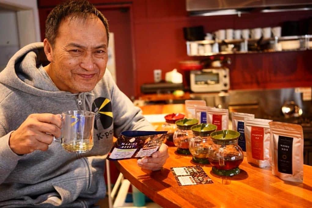 渡辺謙のインスタグラム：「これから良い季節、爽やかな香りで春を取り入れてはいかがですか？もちろんこれからの季節、アイスもありです。二種類で飲み比べていただくのも面白いかなと。」
