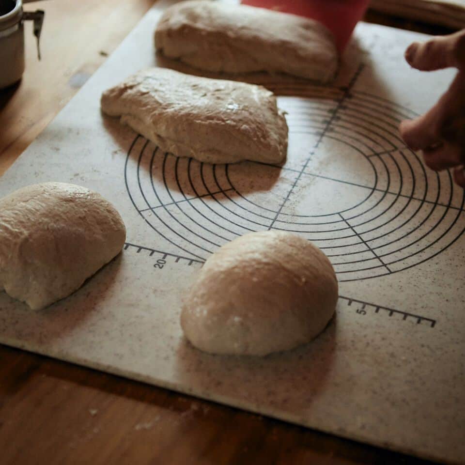 BESSの家さんのインスタグラム写真 - (BESSの家Instagram)「健康のために始めたパン作り、今では毎週焼くほどに。「ログハウスでパンを作ると、不思議とおいしくなる気がします、木の調湿効果のおかげかもしれません。」 . https://www.bess.jp/ . #BESSの家 #住むより楽しむBESSの家 #住むより楽しむ #スローライフ #カントリーログ #木の家 #BESSオーナーの暮らし #BESSユーザーの暮らし #LOGWAY #梺ぐらし #暮らし #暮らしを楽しむ #自然とつながる暮らし #パン #手作りパン」4月17日 18時10分 - bess_slowlife