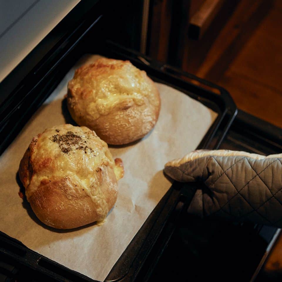 BESSの家さんのインスタグラム写真 - (BESSの家Instagram)「健康のために始めたパン作り、今では毎週焼くほどに。「ログハウスでパンを作ると、不思議とおいしくなる気がします、木の調湿効果のおかげかもしれません。」 . https://www.bess.jp/ . #BESSの家 #住むより楽しむBESSの家 #住むより楽しむ #スローライフ #カントリーログ #木の家 #BESSオーナーの暮らし #BESSユーザーの暮らし #LOGWAY #梺ぐらし #暮らし #暮らしを楽しむ #自然とつながる暮らし #パン #手作りパン」4月17日 18時10分 - bess_slowlife