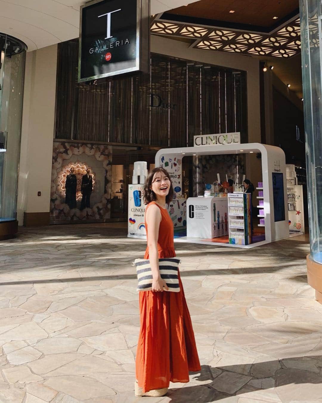 猪鼻ちひろのインスタグラム：「😎🧡 ハワイに来たらお馴染みの免税店、 Ｔギャラリアハワイに行ってきました！ ついついサングラスを買っちゃった🙄💸 コスメもバッグも見て大満足です♡  ＴギャラリアハワイではGW期間中、  豪華な賞品をキャッチするクレーンゲームやスタンプラリー、日替わりでパフォーマンスが変わるアロハナイトステージ（4月30日～5月3日）があったりするみたい！ＧＷにハワイにいる方は、Ｔギャラリアハワイに行ってみてね🌈  #買ったものブログに載せてるよ(全部載せるよ👠) #ちひろtripハワイ#お買い物#ハワイ#Tギャラリアハワイ #ちひろのお洋服#Tgalleriahawaii#dfs#pr#shopping#hawaii#honolulu」