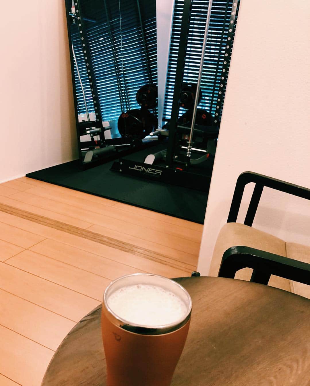 ICONIQさんのインスタグラム写真 - (ICONIQInstagram)「Workout 🔥 Thank u for always supporting me @bosty_official 🙏 and the drink is NOT a beer 😂 It’s a protein drink ♪ #今日の眉毛へん 🤷‍♀️🤷‍♀️🤷‍♀️ #오늘눈썹잘못그림 🤷‍♀️🤷‍♀️🤷‍♀️」4月17日 18時20分 - iqaymiq