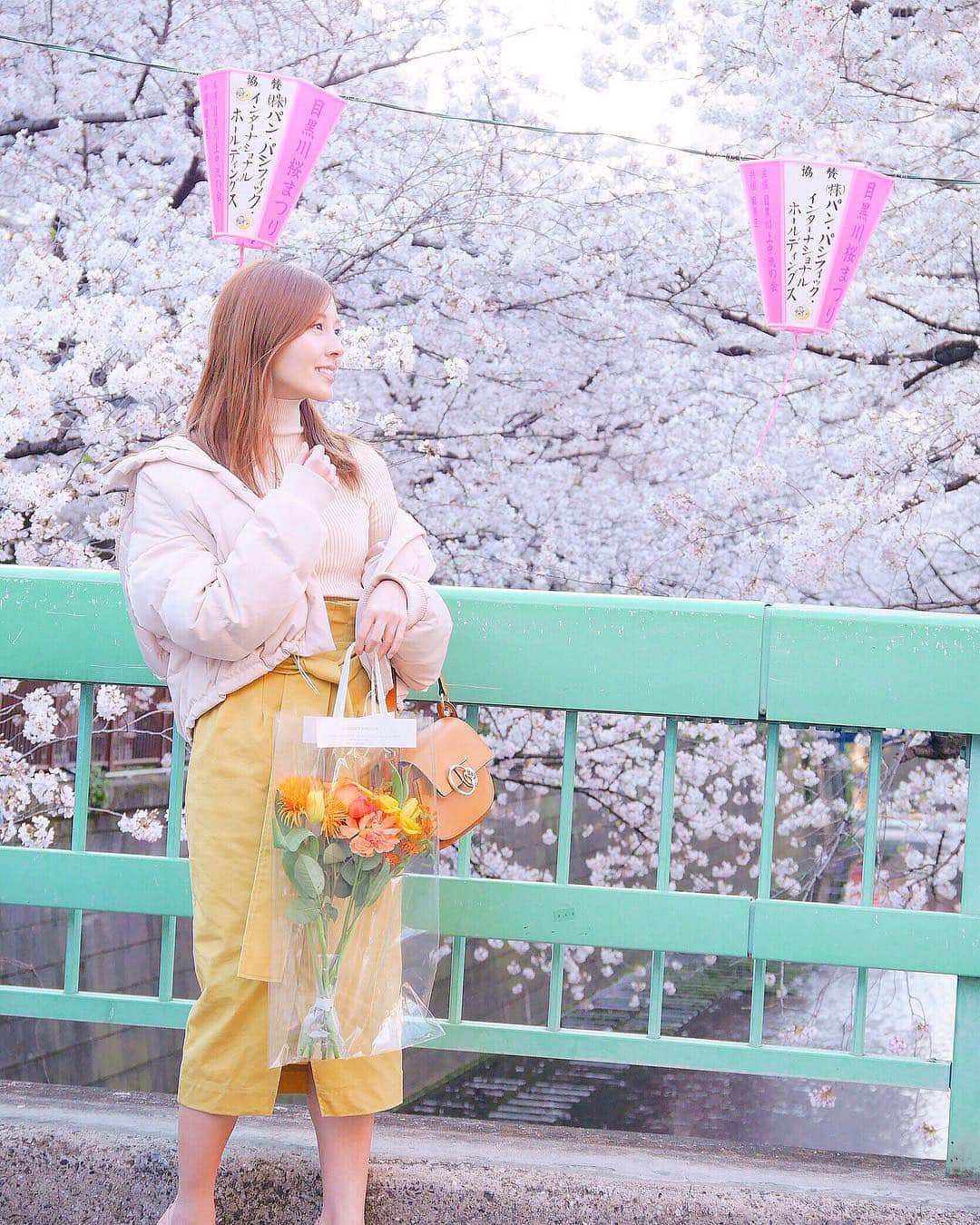 菊原梨華さんのインスタグラム写真 - (菊原梨華Instagram)「・ ・ 今年も満足するくらい お花見できましたっ🌸！ ・ ほとんど毎年中目黒の桜をみる 毎年毎年綺麗すぎる。 ・ お酒も飲める大きなスタバにも 早く行きたいなーと🤩🍷 ・ #中目黒#桜#sakura#目黒川#お花見#綺麗#flower#flowers #flowerstagram #pic#picture#写真#beauty#スタバ#スターバックスリザーブロースタリー #早く#行きたい#followme#follow#good#instagood#enjoy」4月17日 18時21分 - happyluckyhappy