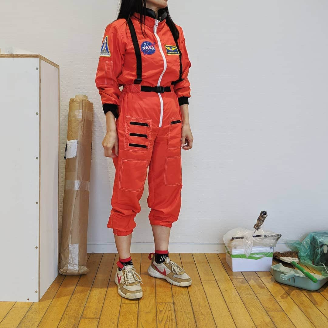 Yoshiko Kris-Webb クリス-ウェブ佳子さんのインスタグラム写真 - (Yoshiko Kris-Webb クリス-ウェブ佳子Instagram)「A lady in @nasa orange suit & @tomsachs x @nike Mars Yard 2.0 AA2261-100 NASAの船内与圧服を着ている素敵な女性に東京オペラシティアートギャラリーで出会い、私もこのレプリカつなぎを今ネットで買っちゃおうとしている。ちなみに彼女が履いているのは @tomsachs マター👟」4月17日 18時23分 - tokyodame