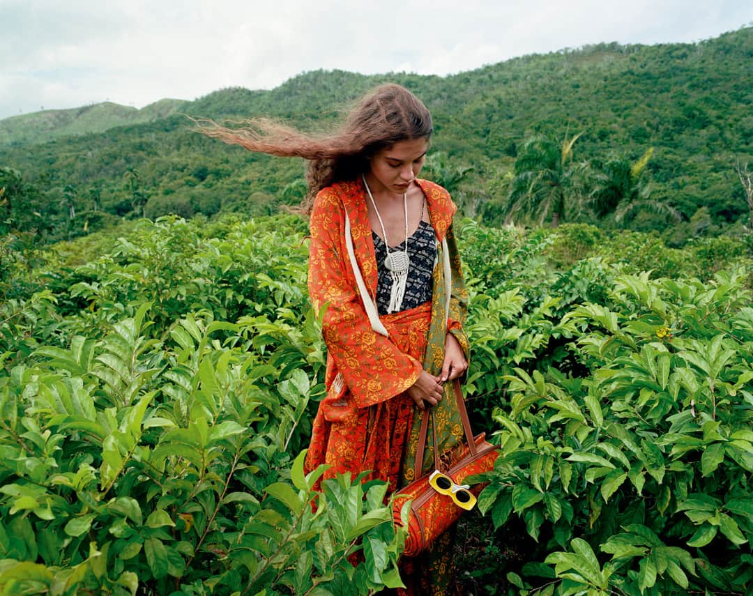 Loeweさんのインスタグラム写真 - (LoeweInstagram)「Paula's Ibiza Publication is a series of potent, escapist images that fuse the flamboyant spirit of Ibiza with the raw beauty of this Caribbean idyll. Now available in stores and on loewe.com #LOEWEpaulas  Photography @graysorrenti Creative Direction @jonathan.anderson @mmparisdotcom Styling @benjaminbruno_」4月17日 18時34分 - loewe