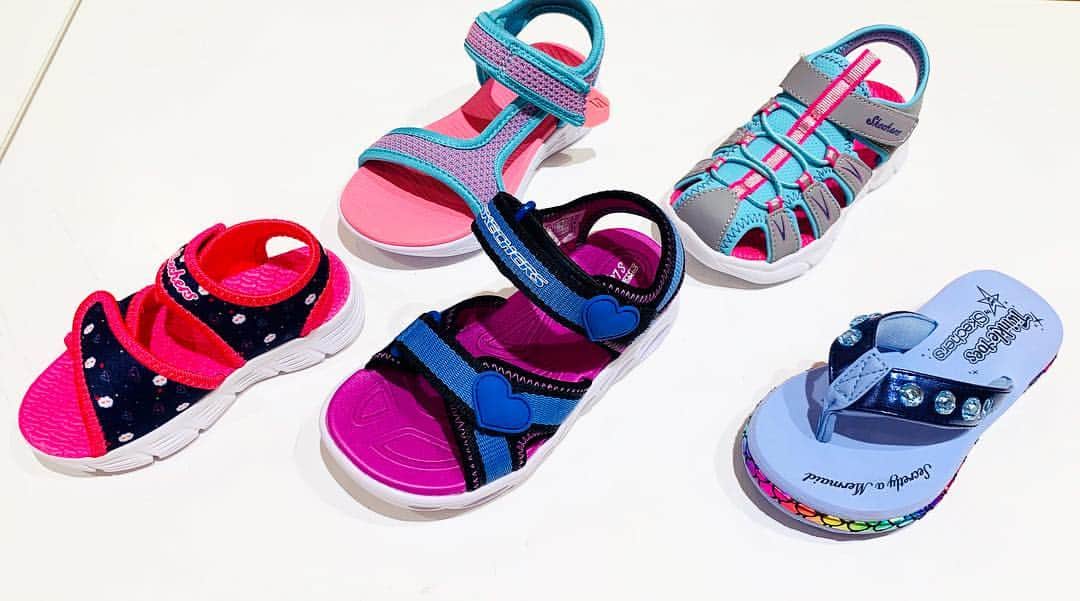 StampStompのインスタグラム：「. こんばんは🌛 恵比寿三越店です🎀 本日はアメリカ🗽🇺🇸のブランド SKECHERS(スケッチャーズ)のサンダルを ご紹介致します！🙋🏻‍♀️💞 ・ SKECHERSといえば光るスニーカーが人気ですが、 光るサンダルもご用意しております👏🏻❣️ ・ そのほかにも、つま先まで覆ってくれるタイプや、 マジックテープで足の甲も調整できるタイプなども ご用意しております！🌟🌈 ・ SKECHERS以外にも、サンダルなど 夏物アイテムが入荷しております！🍧🐳🌻 ぜひお近くの店舗まで足を運んでみては いかがでしょうか？🙌❤️ ・ 取り扱い商品のサイズやカラーは 店舗によって異なります🙇🏻‍♀️💦 詳しくは各店舗までお問い合わせください！💌☎️ ・ みなさまのご来店、心よりお待ちしております！💓 ・ #恵比寿ガーデンプレイス #恵比寿 #恵比寿三越 #stompstamp #ストンプスタンプ #子供服#kids #baby #SKECHERS #スケッチャーズ  #サンダル #光る #キラキラ  #かわいい #おしゃれ #おしゃれさんと繋がりたい」