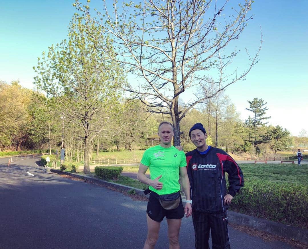 のインスタグラム：「Working out with buddy @kefirdj from Russia🇷🇺 久々の合同トレーニング。  呼吸法とか走り方とか色々勉強させてもらいました！  ランニング最高🏃‍♂️🏃‍♂️🏃‍♂️ #ランニング #workout #running #牧野ヶ池公園」