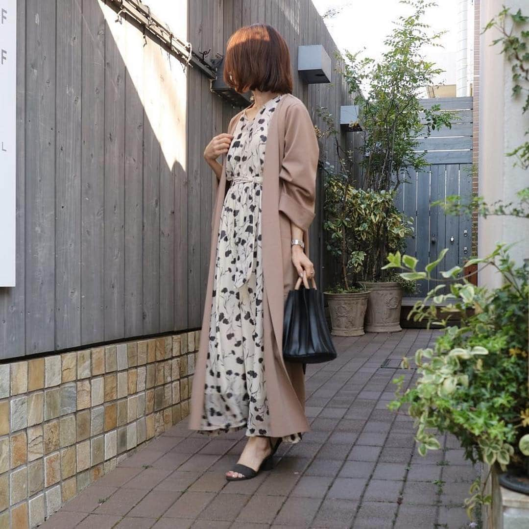 ur'sさんのインスタグラム写真 - (ur'sInstagram)「. . 【 style share 】 Vネック花柄ワンピース 品番:BTXU0568 ¥5,490+tax . @yonnieins 様、素敵なコーディネートをありがとうございます！ 細やかな花柄が女性らしいロング丈ワンピース👗 落ち感のある生地に、シックなカラーで大人らしくフェミニンなスタイリングが叶うアイテムです💐 . . STYLE SHARE 募集中！ ハッシュタグは『#urs_styling』 素敵な着こなしは、紹介させて頂くことがあります。 . #urs_official #ユアーズ #レディース #fashion #コーディネート #花柄 #ワンピース #花柄ワンピース . . #Repost @yonnieins ・・・ #昨日のコーデ /#昨日のおやつ ⑅ ・ モノトーンで大人な花柄ワンピース。 ベルトはリボン結びしないとよりシンプル𓇬 ・ dress @urs_official  #yonniecode ・ ・ ・ ⚘⚘⚘ ＿＿＿＿＿＿＿＿＿＿＿＿＿＿＿＿＿＿＿ #ootd_kob#hotmamatown#ponte_fashion#kaumo_fashion#tagvery#chao_app#locari#ママスタ春コーデ」4月17日 18時28分 - urs_official