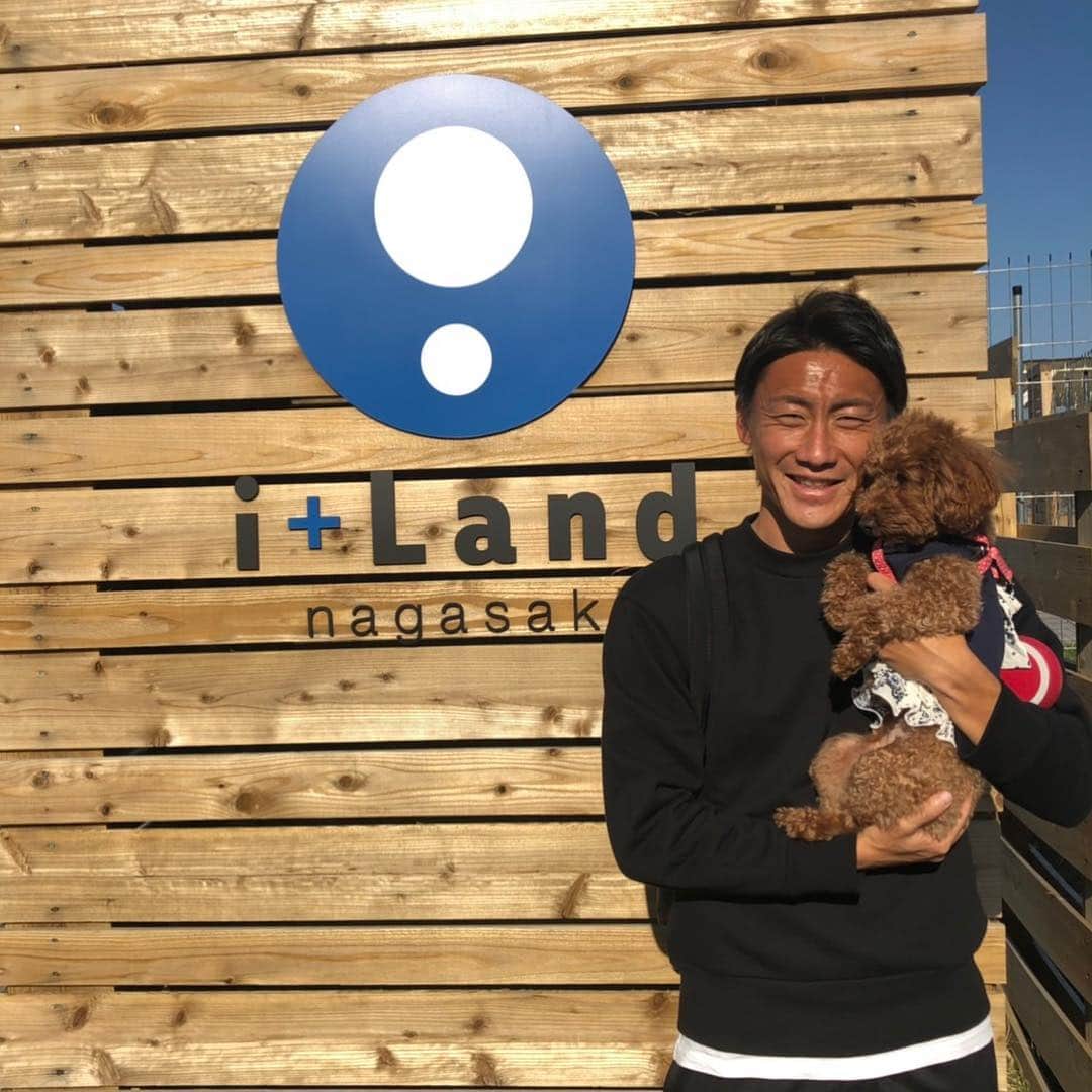 黒木晃平のインスタグラム：「愛犬と泊まれる宿へ行ってきました！ ララと小梅が楽しそうだったのがなにより最高^ ^ #アイランド長崎 #伊王島 #次は #軍艦島 #行ってみたい #いぬすたぐらむ」