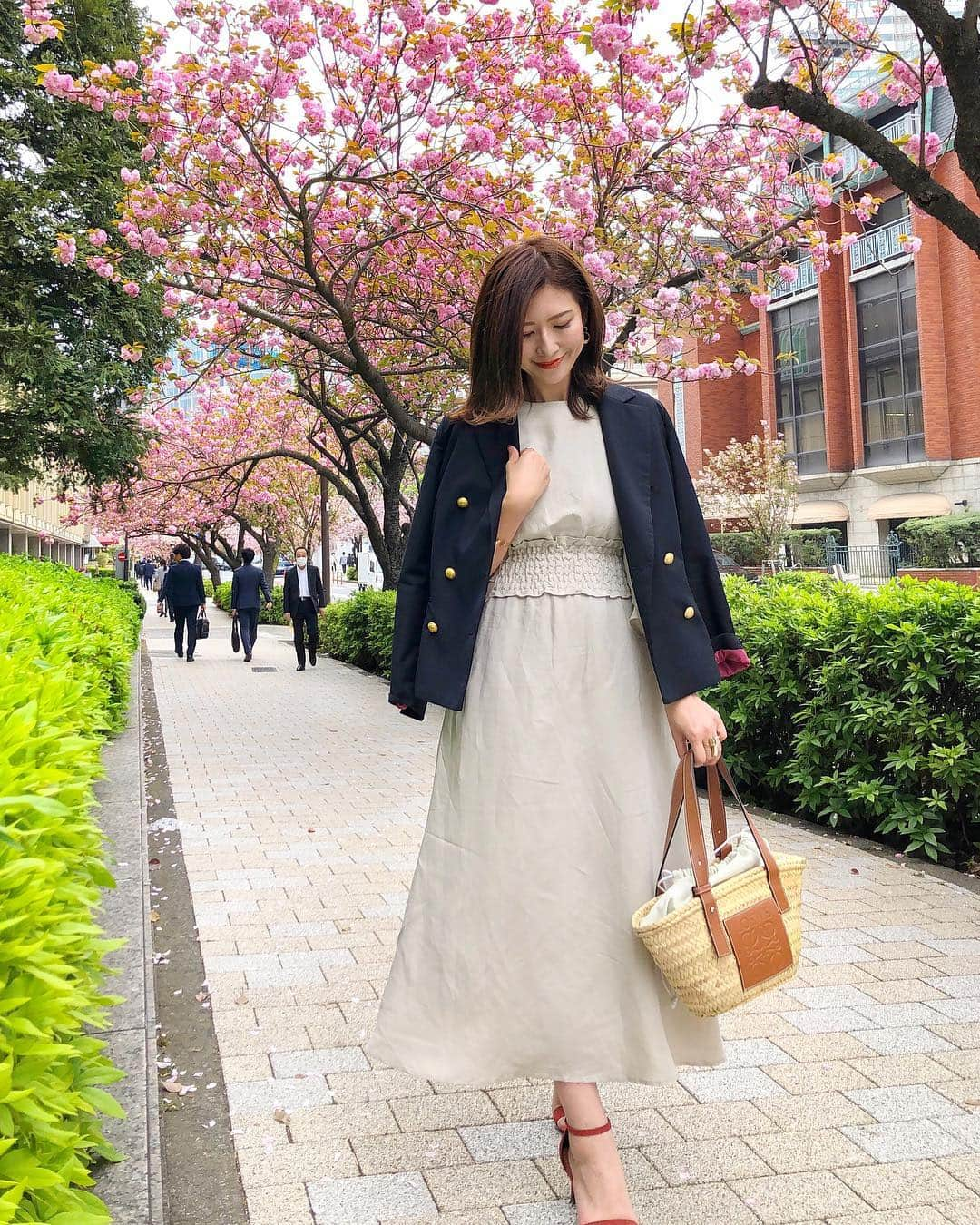 l.lily1013さんのインスタグラム写真 - (l.lily1013Instagram)「・ 赤坂見附を歩いてたら 桜🌸が満開だったよー✨ ・ 低めの位置にぼんぼりみたいに たくさんピンクの花がついてて とっても綺麗でした🌸 ・ これは何桜なんだろ？？ 途中白い花がたくさん咲いてるコントラストが素晴らしいところもあって。。。 白い花の名前もわからず💦 ・ 今日は展示会めぐり😊 久しぶりに @kazurise や @manamisotayuta に会えた❤️ ・ お気に入りのリネンライクのワンピ褒めてもらえたよ✨ 実は後ろが空いてるんだけど あんま見えない😂 ・ ・ #カベジョ#タビジョ#大人カジュアルコーデ#大人カジュアル#シンプルコーデ#きれいめコーデ #きれいめカジュアル #ママコーデ#桜#sakura#さくら ・ one-piece#milaowen bag#loewe outer#stylebar shoes #gu#ジーユー」4月17日 18時29分 - l.lily1013