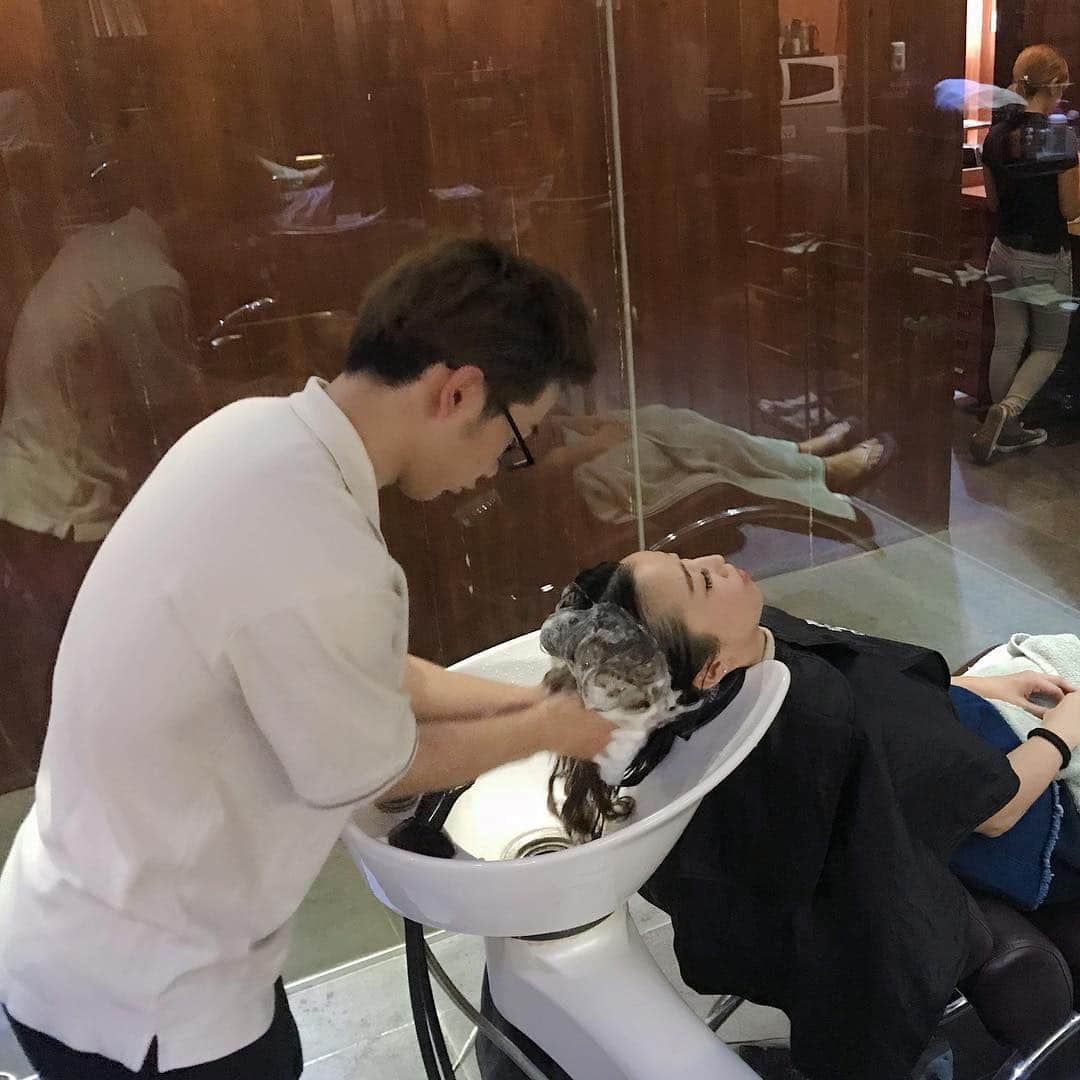 美容留学のアジアビューティカレッジのインスタグラム：「. ✂︎﻿﻿美容留学生のシュウ君、 今日から実技もスタートです☺️ 一緒に頑張っていきましょう！！ .  英語と美容が学べるセブ留学 海外で美容師で活躍しよう‼️ ﻿ @abc_cebu﻿﻿ ﻿ #美容師 ﻿ #スタイリスト﻿ #ヘアスタイリスト﻿ #美容室﻿ #美容院 ﻿ #ヘアサロン﻿ #美容留学﻿ #語学留学﻿ #海外留学 ﻿ #スタイリング ﻿ #カラーリスト ﻿ #日系サロン﻿ #カラー ﻿ #イルミナカラー﻿ #海外生活﻿﻿ #美容学生 ﻿ #セブ島﻿ #英会話 ﻿ #スタイリストデビュー ﻿ #美容師転職 ﻿ #美容師募集﻿ #外国人風カラー ﻿ #美容師の卵﻿ #ショートヘア﻿ #ボブ﻿ #ヘアアレンジ ﻿ #海外で美容師したい﻿ #美容師さんと繋がりたい」