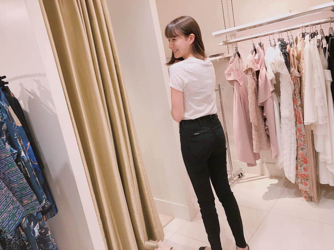 トリンドル玲奈さんのインスタグラム写真 - (トリンドル玲奈Instagram)「@rollasjeans のデニム履きやすい😳🥺💗 ずっとほしくて  やっと展示会でオーダーできました💕」4月17日 18時35分 - toritori0123