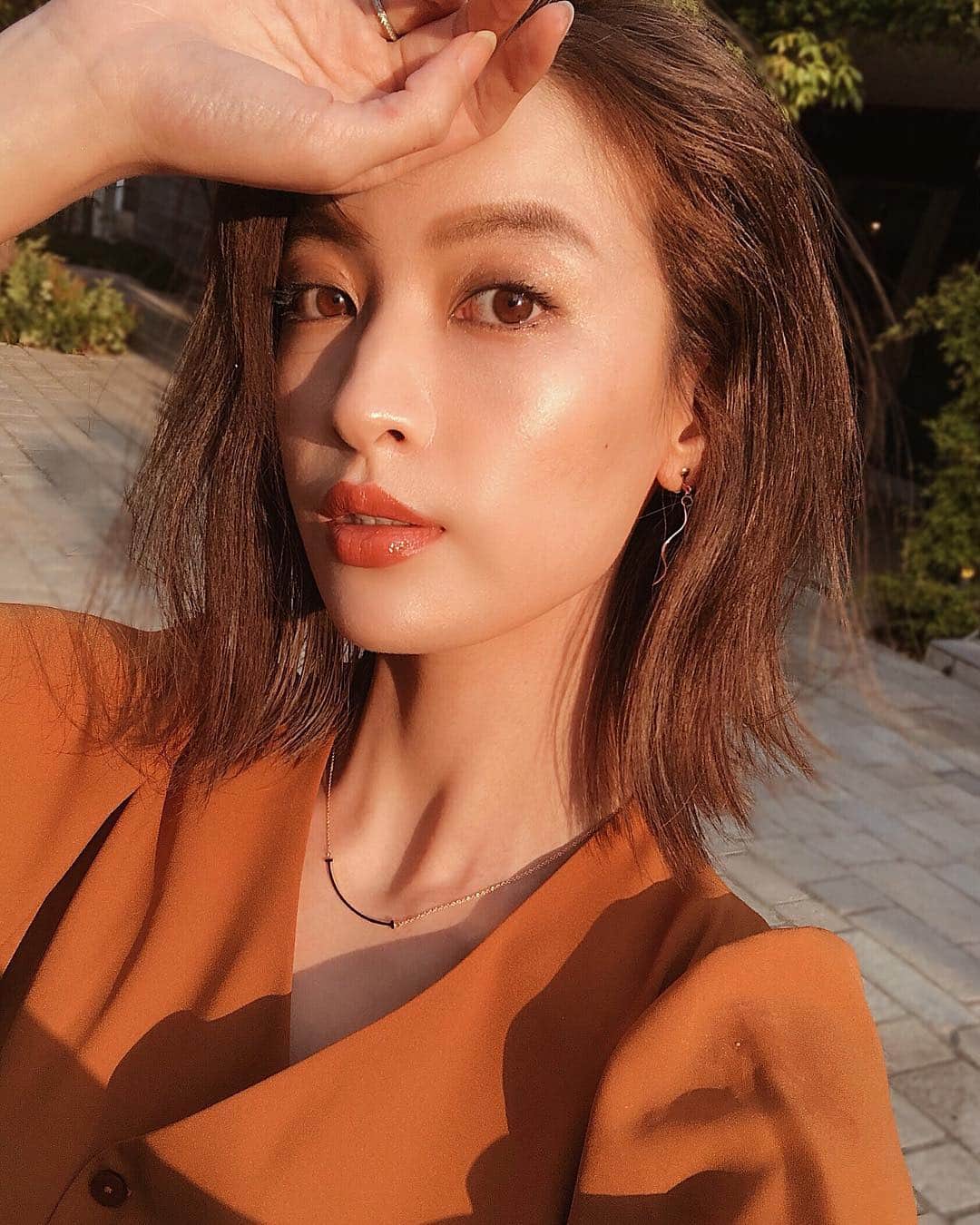 のインスタグラム：「𝒐𝒓𝒂𝒏𝒈𝒆 𝒃𝒓𝒐𝒘𝒏 𝒎𝒂𝒌𝒆𝒖𝒑🍊  最近のメイクはハイライトでの濡れツヤ感と、くすみカラーが気分🌼  newリップはロレアル パリのシャインオンから出た新色くすみカラー932番のビターネクター  ブラウンに近いくすみベージュで #可愛いを卒業 できるし、自然に濡れたようなツヤ感もかなり好きでおフェロな大人な雰囲気に🧡🧡 .  #ロレアルパリ #シャインオンリップ #リップ #メイク #コスメ #春メイク #春コスメ #くすみカラーリップ #くすみカラー #くすみベージュ #可愛いを卒業 #PR」