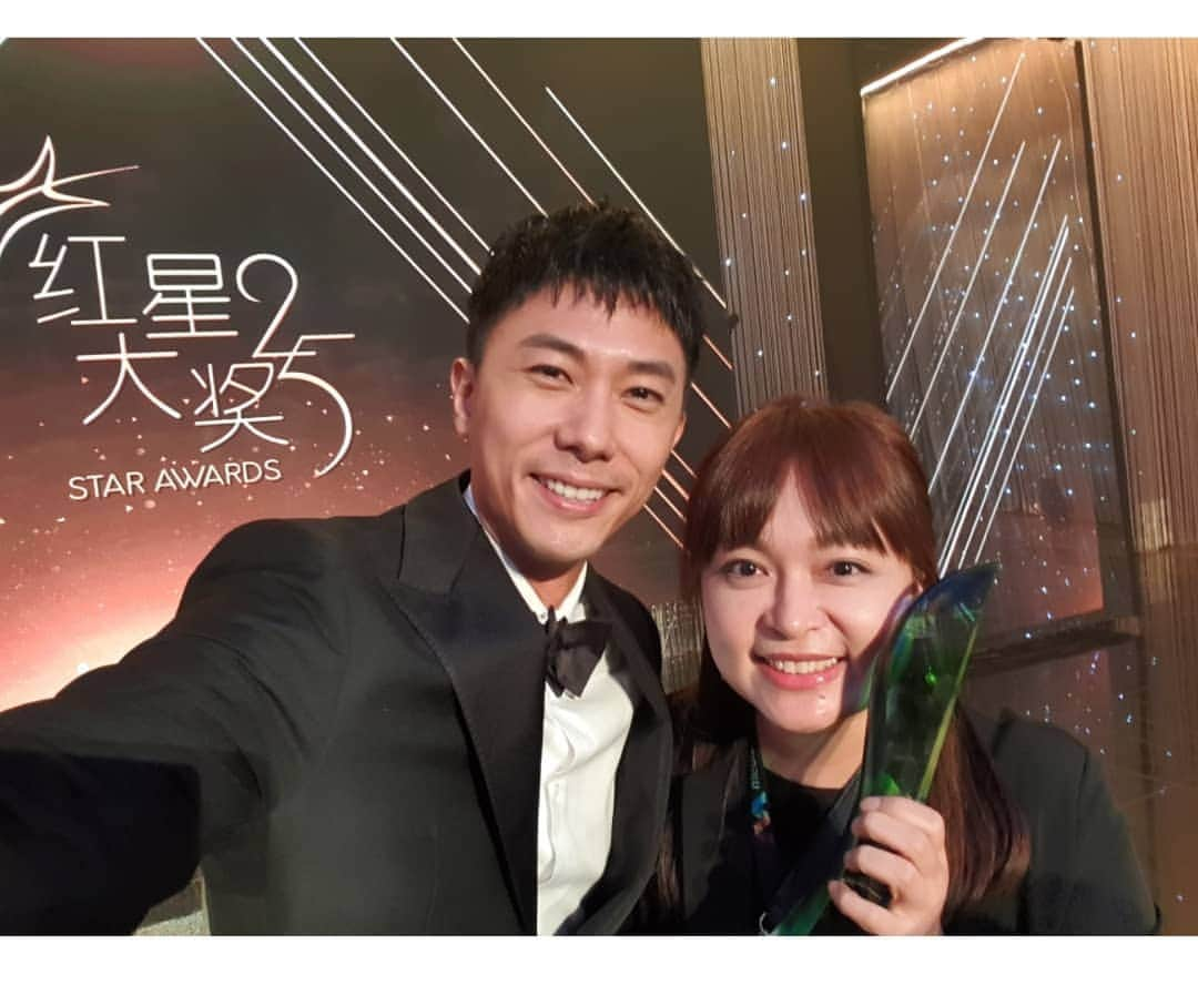 デスモンド・タンさんのインスタグラム写真 - (デスモンド・タンInstagram)「今年的《红星》对我来说特别难忘，意义非凡。看到12年前的自己参加《才华》的画面，我感触良多。当时出道什么都不懂，边读书边拍戏的我常常硬着头皮等着来片场被骂。那时也不知道为什么想坚持下去，但现在我明白了。  还有! 当时留着长发的我也太丑了吧! 🤦🏻‍♂️ 但我留长发是有原因的。我从小一直想要有"方老师"那迷人帅气的长发，但我没成功! 😂 能和师父成为师徒是很奇妙，很珍贵的缘分。谢谢师父这些年的照顾和教导! 也恭喜师父!  今年能与师父，偶像和实力非凡的大哥们入围同一个奖项，我非常荣幸! 看到和他们同框等着成绩揭晓的画面，我已经很开心了! 我会继续加油，一步一脚印地追随着你们的步伐。  另外让我很感恩的是能和阿哥阿姐们在25周年同台演唱《红星》的新主题曲《星光》。喜欢这首歌的词曲!  从什么都没有的我，到现在拥有一群支持我的观众，粉丝和团队。从什么都不会的我，到现在非常热爱演戏的我，我知道我当时的坚持是对的。我会继续努力奋斗，把未来的一切做得更好!  #grateful #blessed #StarAwards2019 #SA2019sg」4月17日 18時38分 - thedesmondtan