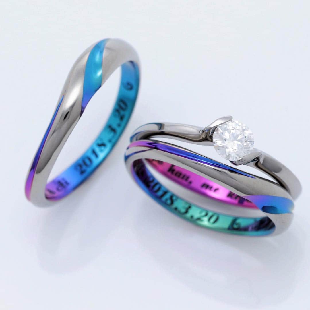 SORA ≪SORA表参道の公式アカウント≫さんのインスタグラム写真 - (SORA ≪SORA表参道の公式アカウント≫Instagram)「* @sora_omotesando .  セットで毎日着けたくなるおすすめデザイン。 機能性と美しさを兼ね備えた婚約指輪に 鮮やかなカラーの結婚指輪で個性を表現。 重ね着けも楽しめる セットリングはふたりの毎日を彩ます。 . --------------- ▽幸せの3本セットフェア https://www.sora-w.com/campaign/setcampaign/ ▽SORA公式サイトはTOPのURLからcheck ** >>> @sora_omotesando . --------------- ぜひ『 #結婚指輪sora 』のハッシュタグで SORAの写真を投稿してくださいね＊* こちらのアカウントでリグラムさせていただきます♪ . #結婚指輪 #婚約指輪 #指輪 #表参道 #オーダーメイド #プレ花嫁 #ブライダル #ウェディング #手作り #彫金 #bridal#wedding #bridalring #ring #tokyo #anniversary  #Jewelry #Marriage #記念日 #ソラ #リング#３本セットリング」4月17日 18時40分 - sora_omotesando