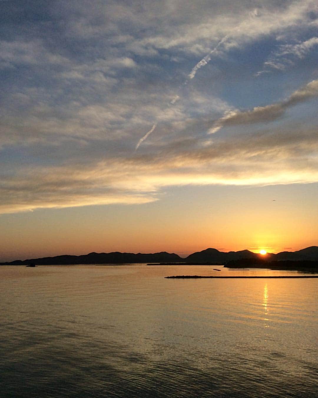 祥吉さんのインスタグラム写真 - (祥吉Instagram)「赤穂御崎18時30分の空 暖かで穏やかな夕暮れでした #播州赤穂#赤穂#赤穂御崎#赤穂温泉#赤穂温泉祥吉 #潮彩きらら祥吉 #祥吉#瀬戸内海#海#空#雲#飛行機雲#夕陽#夕暮れ#夕暮れ#sunset」4月17日 18時50分 - akoshokichi