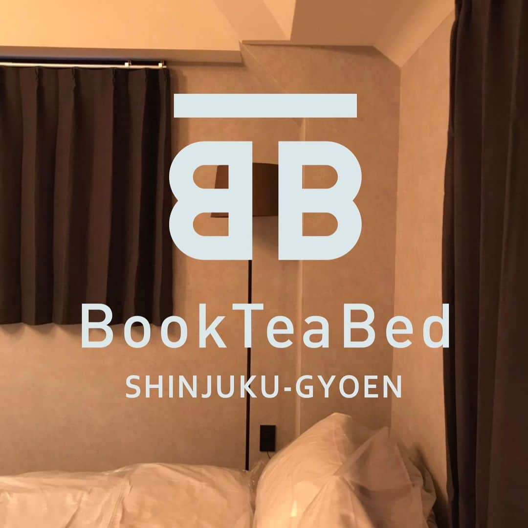 半田悠人さんのインスタグラム写真 - (半田悠人Instagram)「長らく施工中だったBOOKTEABED新宿御苑がついに、 4月20日にオープンいたします。 それに先立ち、19日、ささやかですがオープニングイベントがありまして、興味ある方は中を見に来てください。 僕がしたことは最低限の設計だけですが、普通では許されないようなデザインを随所でさせていただきました。  1階はカフェになっています。 19日からオープンしていますので、是非いらっしゃってください！  #bookteabed#deliciouscompany #新宿御苑#ホテル#カフェ」4月17日 18時52分 - yutohanda