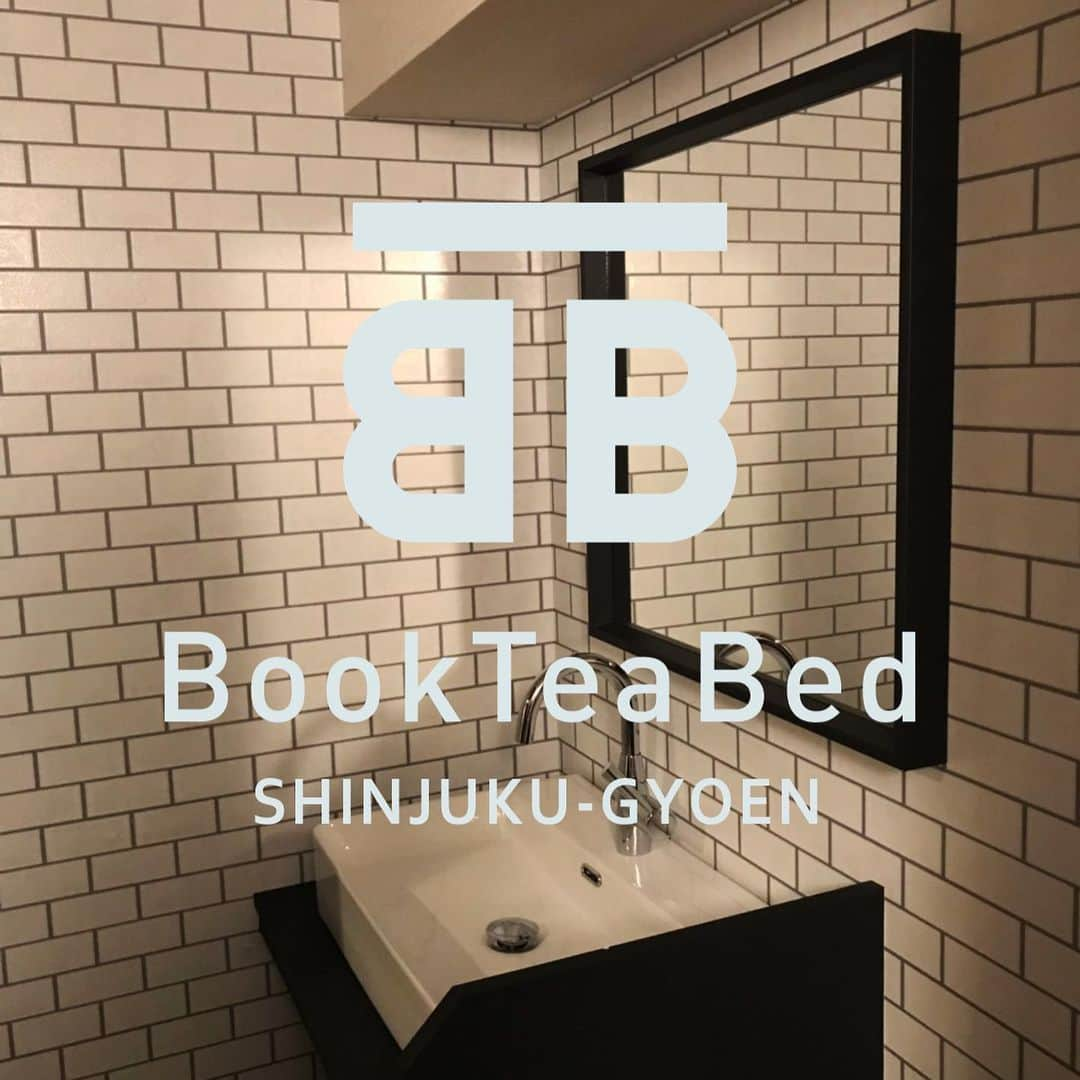 半田悠人さんのインスタグラム写真 - (半田悠人Instagram)「長らく施工中だったBOOKTEABED新宿御苑がついに、 4月20日にオープンいたします。 それに先立ち、19日、ささやかですがオープニングイベントがありまして、興味ある方は中を見に来てください。 僕がしたことは最低限の設計だけですが、普通では許されないようなデザインを随所でさせていただきました。  1階はカフェになっています。 19日からオープンしていますので、是非いらっしゃってください！  #bookteabed#deliciouscompany #新宿御苑#ホテル#カフェ」4月17日 18時52分 - yutohanda