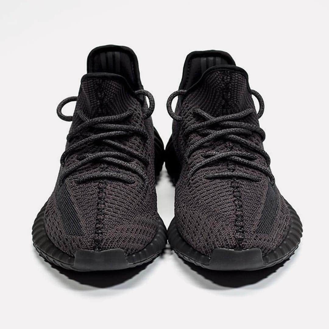HYPEBEASTさんのインスタグラム写真 - (HYPEBEASTInstagram)「@hypebeastkicks: The all-black @adidas YEEZY BOOST 350 V2 is rumored to arrive in June with a price tag of $220 USD. adidas hasn’t released an all-black pair since the YEEZY BOOST 350 “Pirate Black” debuted back in 2015, making this the second iteration. Let us know below if you plan on copping one, and stay tuned for official notes. Photo: @hanzuying」4月17日 18時58分 - hypebeast
