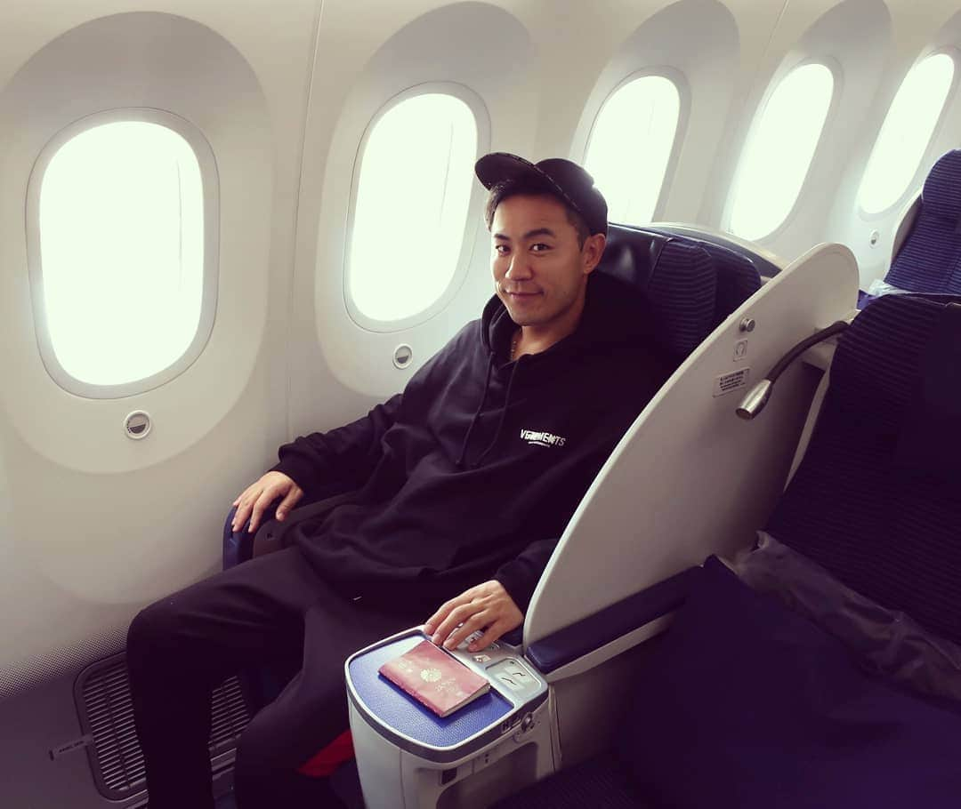 DJ DAIKI（若林大輝）さんのインスタグラム写真 - (DJ DAIKI（若林大輝）Instagram)「Flight life✈️✈️✈️ Go back to Japan🇹🇭→🇯🇵 See you next month Bangkok👋 . 1月に続き今回4月のタイの出演も かなり実りがあるものでした🙏 . 来月もタイとフィリピンの フェスを控えているので もっと多くの人に僕の音楽を楽しんで もらえる様に頑張ろう！！ . 日々勉強、即行動🔥 止まっている時間などない👊」4月17日 19時01分 - daiki.wakabayashi