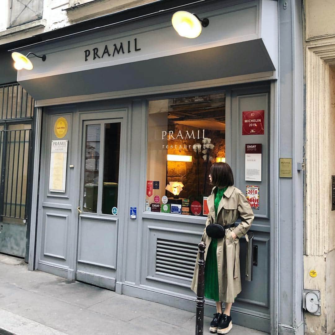 信近エリのインスタグラム：「.﻿ 今回の旅で唯一、事前に予約して行ったレストラン。 ﻿ パリに詳しい友人に教えてもらって、出発前にトリップアドバイザー経由で予約して行きました(便利な世の中だよね)﻿ ﻿ とても美味しくて、そしてリーズナブルだった♥️ ﻿ お勧めです！ ﻿ このレストラン以外は、ホテルの近くでフラッと入ったりしたものの、どこも美味しかった﻿(お肉の火入れが何気ないとこでも絶妙だった) ﻿ 質問を多く頂いていた緑のワンピースはZARAです💚﻿ ﻿ Paris&Belgium 7/9」