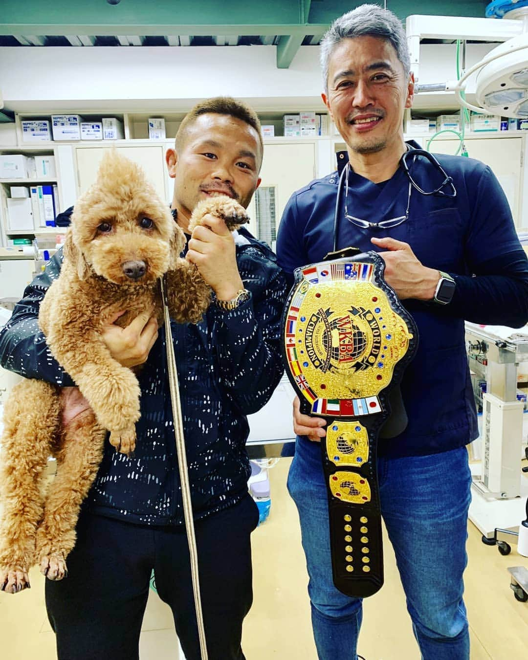 緑川創さんのインスタグラム写真 - (緑川創Instagram)「小鉄と樹木希林さんを連れてスポンサーのたまご動物病院へ！ 狂犬病のお注射してもらいました！！ ありがとうございます(*^^*) 応援いつもありがとうございます☆ 先生の体が進化しまくってます！！！ ぶちギレコテオ。  しゃー次、大一番じゃ！！！ #たまご動物病院  #たまご先生  #大岡山  #コテスタグラム」4月17日 19時04分 - tsukuru5102