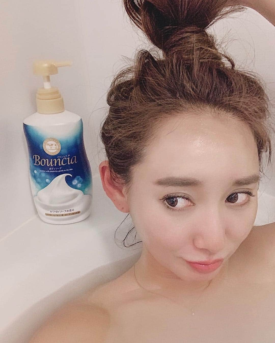 李 雨瀟さんのインスタグラム写真 - (李 雨瀟Instagram)「バスタイム🛁 . お風呂に浸かると代謝もあがるしデトックスされて気持ちいいーっ♡ バウンシア様から頂いた新しいボディソープ。 @bouncia_official 一瞬でもっちりとした泡が出来上がって 体全体を包んでくれてリラックスタイムにぴったり！ いい香りで癒される〜☺️ . . #bathtime #bath #bathsoap #バスタイム #お風呂 #お風呂好きになりたい #ヤバ泡 #リラックス #リラックスタイム  #バウンシア #ボディソープ #牛乳石鹸  #濃密泡クッション #PR」4月17日 19時04分 - yuisho_ri