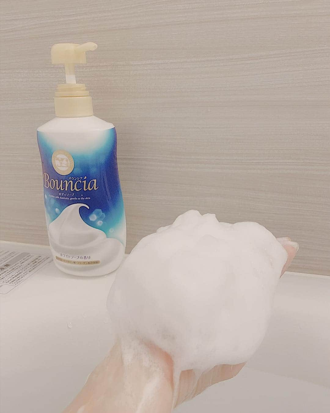 李 雨瀟さんのインスタグラム写真 - (李 雨瀟Instagram)「バスタイム🛁 . お風呂に浸かると代謝もあがるしデトックスされて気持ちいいーっ♡ バウンシア様から頂いた新しいボディソープ。 @bouncia_official 一瞬でもっちりとした泡が出来上がって 体全体を包んでくれてリラックスタイムにぴったり！ いい香りで癒される〜☺️ . . #bathtime #bath #bathsoap #バスタイム #お風呂 #お風呂好きになりたい #ヤバ泡 #リラックス #リラックスタイム  #バウンシア #ボディソープ #牛乳石鹸  #濃密泡クッション #PR」4月17日 19時04分 - yuisho_ri