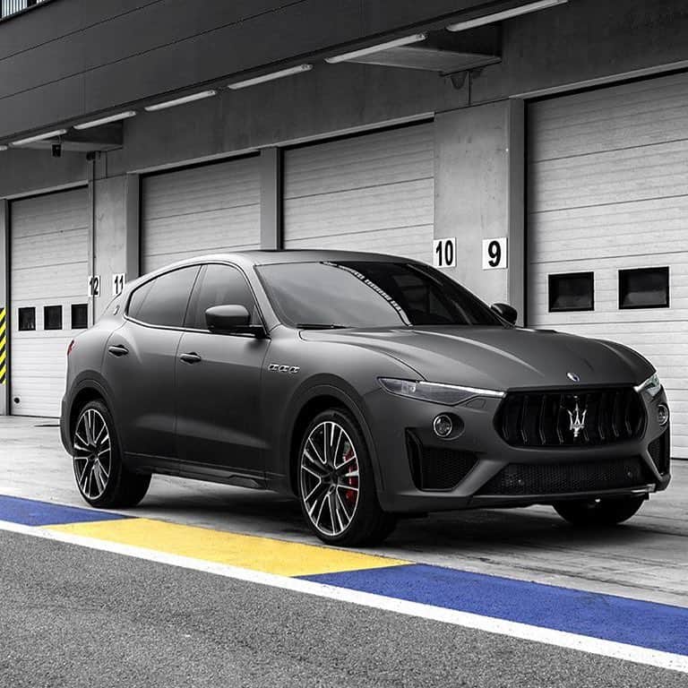 Maserati Japan | マセラティ ジャパンのインスタグラム：「ドライブモード”CORSA”のスイッチを押せば、『レヴァンテ トロフェオ』に備わった、洗練されたテクノロジーと圧倒的なパワーが発揮される、情熱に満ちたドライブがスタートします。 #Maserati #マセラティ  #MaseratiJapan #マセラティジャパン #Levante  #SUV」