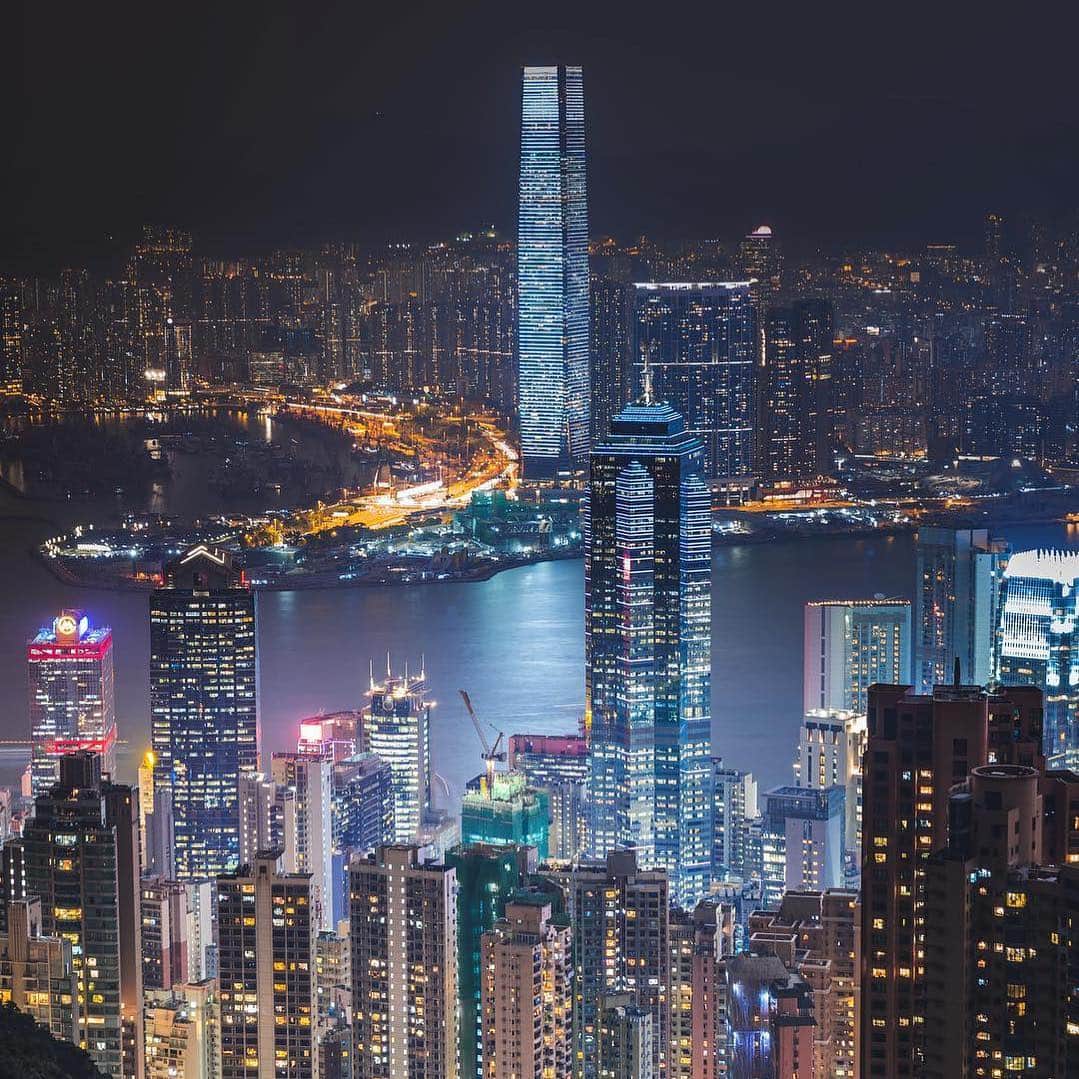 Discover Hong Kongさんのインスタグラム写真 - (Discover Hong KongInstagram)「One of the best skylines in the world. 去香港，維港夜景是必看的喔！ 香港のこの絶景は世界でもトップクラス！ 📷: @mmeyers76 #DiscoverHongKong #repost」4月17日 19時05分 - discoverhongkong