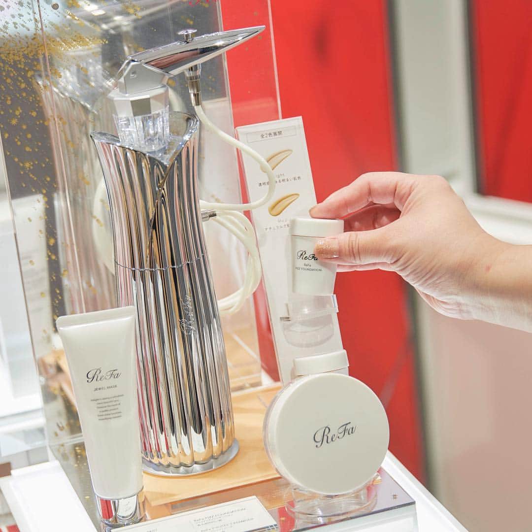 ReFa【MTG公式】さんのインスタグラム写真 - (ReFa【MTG公式】Instagram)「・ ReFa Beauty Trip／ReFa FIZZ FOUNDATION&ReFa MISTとのめぐり会い1-4＠ReFa SHOP HIBIYA Chanter ・ これがファンデーション!? 使い方が分からなかったから、お店の人に聞いてみたんだけど、 炭酸ミストタイプのファンデーションなんだって。 パウダーはひんやりと心地いい使用感。 素肌感もあって、しっとりなめらかな仕上がりだったから、 お休みの日はコレだけでも使えるかも! ・ ・ ・ NEXT@My HOME ・ #プレ花 #プレ花嫁準備 #flowerlife #ファンデーション #スキンケア #フェイスケア #美容部 #仲間入りリファ #開封の儀リファ #ReFaのある生活 #ReFa #リファ #日比谷映え #日比谷カフェ #日比谷カフェ巡り #きれいな人 #旅スタグラム #パワースポットめぐり #国内旅行 #ReFaBeautyTrip #ReFaLife #大人旅 #大人美容」4月17日 19時09分 - refa_mtg