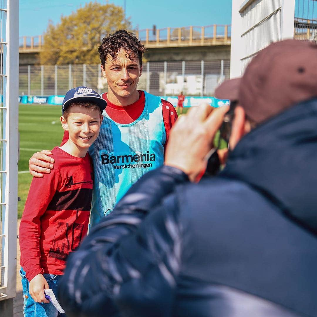 バイエル・レバークーゼンさんのインスタグラム写真 - (バイエル・レバークーゼンInstagram)「#Fanlove 🖤❤️ #Bayer04 #Werkself」4月17日 19時10分 - bayer04fussball