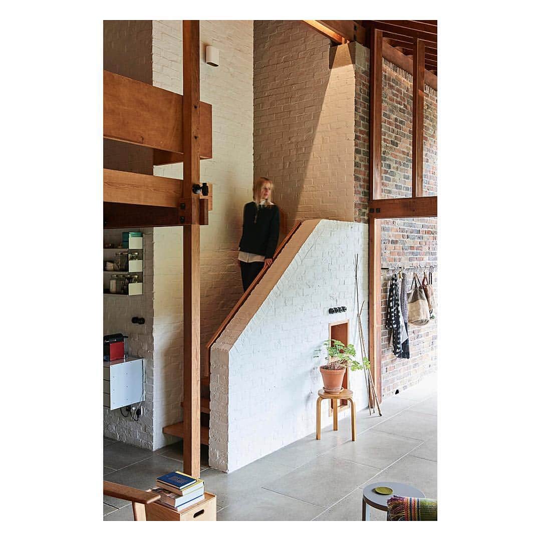 The Modern Houseさんのインスタグラム写真 - (The Modern HouseInstagram)「“There’s a rawness and a lack of pretension about Ansty Plum, an honesty, which makes it easy to grasp. You can read the materials, the structural diagram – everything has a great simplicity about it, and a direct response to the landscape.” We speak with architect Sandra Coppin at Antsy Plum, her 1960s Modernist house in Wiltshire. Link in our bio to read the full feature.  #architectshome #mymodernhouse #wiltshire Architect: @coppin_dockray」4月17日 19時12分 - themodernhouse