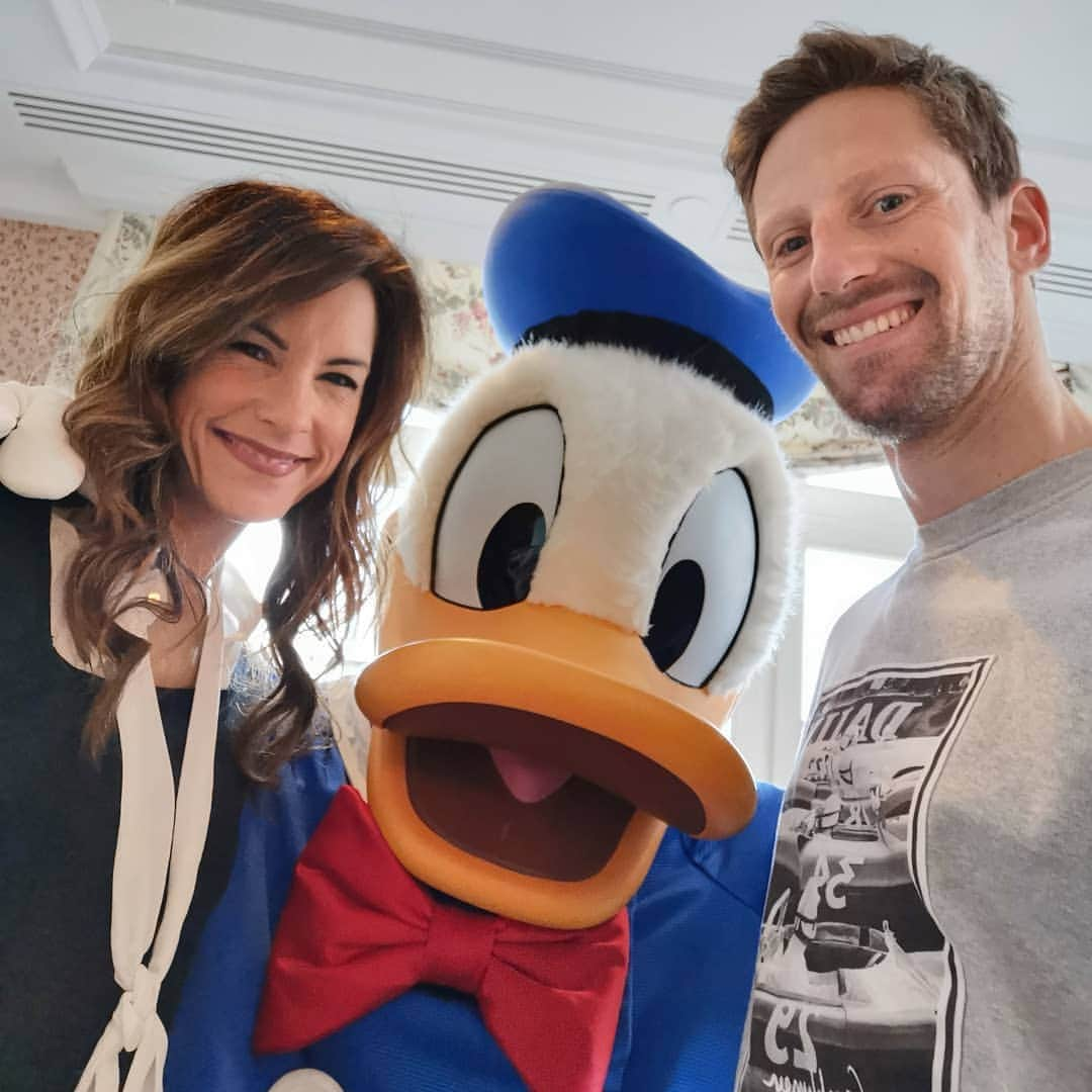 ロマン・グロージャンさんのインスタグラム写真 - (ロマン・グロージャンInstagram)「33 today but feeling young 🎂😁 #r8g #disneylandparis @mariongrosjean」4月17日 19時14分 - grosjeanromain