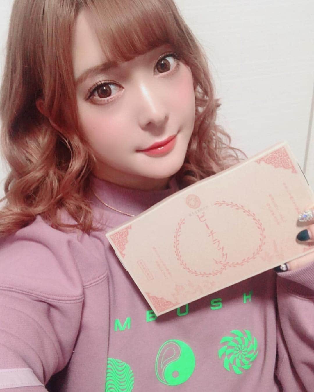渡辺茉莉絵のインスタグラム：「友達にオススメしてもらって気になって頼んでいた漢方生薬研究所の乙字湯エキスが主成分なっている#ピーチラック っていう漢方がやっと届いたのー😇💗届くの楽しみにしてたんだ♪ これは効能効果が認められた漢方薬で、#痔 や#便秘解消 にも効果があるみたい💕 これから飲み始めるから効果が楽しみだなあ🐰🐰💓みんなもぜひ#漢方ケア してみてね☘️ #漢方製薬研究所 #漢方 #乙字湯 #kampo #japanesegirl #bodycare #innercare #healthcare #fashion #ambush #pink #pinkhair」