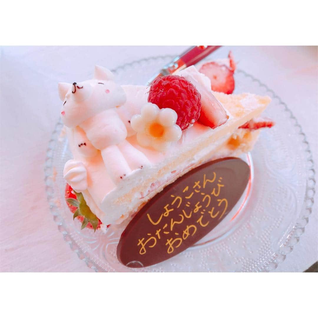 祥子さんのインスタグラム写真 - (祥子Instagram)「🎂 先日のロケにて☺️ おじゃましたケーキ屋さんで素敵なサプライズをして頂きました😭✨ : とーーーっても可愛いケーキが並ぶこちらのお店は、 栃木県那須塩原市にあるアンデュルジャンさん🍰 (@indulgent.cake ) 素材にすごくこだわっていて、 ひとつひとつのケーキがvery cute💓 そして、めちゃくちゃ美味しいの🤤✨ : 取材中もお客様が入れ替わり立ち替わりいらっしゃるほどの大人気店😍 : そんな大人気店のシェフ、そしてスタッフさんのご好意で、 私の誕生日のお祝いをして頂きました😭💓 嬉しかったぁぁぁ♡ : プレゼントまで頂いて幸せいっぱいでした🥰 ありがとうございました🙏✨ 那須塩原に行った時は必ず立ち寄りたいお店😋 皆さんもぜひぜひ一度行ってみてください❣️ どのケーキも焼き菓子も絶品だから♥️ #仕事 #work #ロケ #取材 #サプライズ  #誕生日祝い #happy #ケーキ #cake  #birthdaycake #栃木県那須塩原市 #ケーキ屋さん #ありがとうございました 🙏💓」4月17日 19時26分 - sho_ko.0413