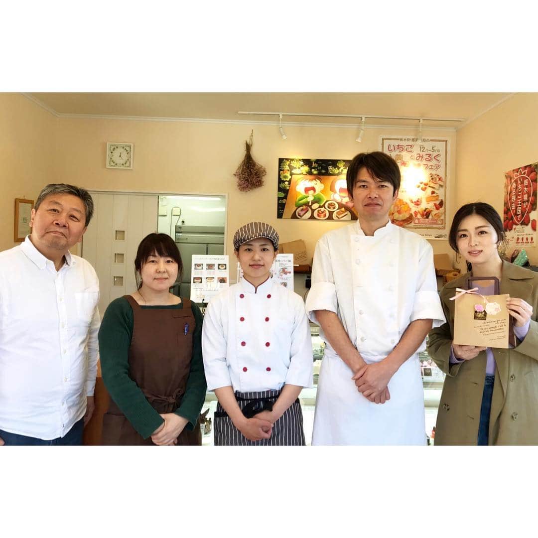 祥子さんのインスタグラム写真 - (祥子Instagram)「🎂 先日のロケにて☺️ おじゃましたケーキ屋さんで素敵なサプライズをして頂きました😭✨ : とーーーっても可愛いケーキが並ぶこちらのお店は、 栃木県那須塩原市にあるアンデュルジャンさん🍰 (@indulgent.cake ) 素材にすごくこだわっていて、 ひとつひとつのケーキがvery cute💓 そして、めちゃくちゃ美味しいの🤤✨ : 取材中もお客様が入れ替わり立ち替わりいらっしゃるほどの大人気店😍 : そんな大人気店のシェフ、そしてスタッフさんのご好意で、 私の誕生日のお祝いをして頂きました😭💓 嬉しかったぁぁぁ♡ : プレゼントまで頂いて幸せいっぱいでした🥰 ありがとうございました🙏✨ 那須塩原に行った時は必ず立ち寄りたいお店😋 皆さんもぜひぜひ一度行ってみてください❣️ どのケーキも焼き菓子も絶品だから♥️ #仕事 #work #ロケ #取材 #サプライズ  #誕生日祝い #happy #ケーキ #cake  #birthdaycake #栃木県那須塩原市 #ケーキ屋さん #ありがとうございました 🙏💓」4月17日 19時26分 - sho_ko.0413