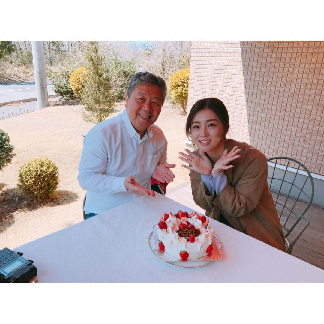 祥子さんのインスタグラム写真 - (祥子Instagram)「🎂 先日のロケにて☺️ おじゃましたケーキ屋さんで素敵なサプライズをして頂きました😭✨ : とーーーっても可愛いケーキが並ぶこちらのお店は、 栃木県那須塩原市にあるアンデュルジャンさん🍰 (@indulgent.cake ) 素材にすごくこだわっていて、 ひとつひとつのケーキがvery cute💓 そして、めちゃくちゃ美味しいの🤤✨ : 取材中もお客様が入れ替わり立ち替わりいらっしゃるほどの大人気店😍 : そんな大人気店のシェフ、そしてスタッフさんのご好意で、 私の誕生日のお祝いをして頂きました😭💓 嬉しかったぁぁぁ♡ : プレゼントまで頂いて幸せいっぱいでした🥰 ありがとうございました🙏✨ 那須塩原に行った時は必ず立ち寄りたいお店😋 皆さんもぜひぜひ一度行ってみてください❣️ どのケーキも焼き菓子も絶品だから♥️ #仕事 #work #ロケ #取材 #サプライズ  #誕生日祝い #happy #ケーキ #cake  #birthdaycake #栃木県那須塩原市 #ケーキ屋さん #ありがとうございました 🙏💓」4月17日 19時26分 - sho_ko.0413