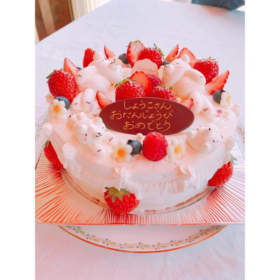 祥子さんのインスタグラム写真 - (祥子Instagram)「🎂 先日のロケにて☺️ おじゃましたケーキ屋さんで素敵なサプライズをして頂きました😭✨ : とーーーっても可愛いケーキが並ぶこちらのお店は、 栃木県那須塩原市にあるアンデュルジャンさん🍰 (@indulgent.cake ) 素材にすごくこだわっていて、 ひとつひとつのケーキがvery cute💓 そして、めちゃくちゃ美味しいの🤤✨ : 取材中もお客様が入れ替わり立ち替わりいらっしゃるほどの大人気店😍 : そんな大人気店のシェフ、そしてスタッフさんのご好意で、 私の誕生日のお祝いをして頂きました😭💓 嬉しかったぁぁぁ♡ : プレゼントまで頂いて幸せいっぱいでした🥰 ありがとうございました🙏✨ 那須塩原に行った時は必ず立ち寄りたいお店😋 皆さんもぜひぜひ一度行ってみてください❣️ どのケーキも焼き菓子も絶品だから♥️ #仕事 #work #ロケ #取材 #サプライズ  #誕生日祝い #happy #ケーキ #cake  #birthdaycake #栃木県那須塩原市 #ケーキ屋さん #ありがとうございました 🙏💓」4月17日 19時26分 - sho_ko.0413