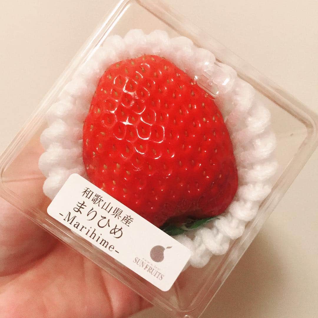 矢口真里さんのインスタグラム写真 - (矢口真里Instagram)「昨日カメラマンの浜田さんからもらったイチゴがめちゃくちゃ美味しかったです🍓😋💕 ・ 名前が「まりひめ」♡ なんだか嬉しいなっと😁✨ 一粒650円だって😳✨ まりひめ凄い😂✨」4月17日 19時19分 - mariyaguchi_official