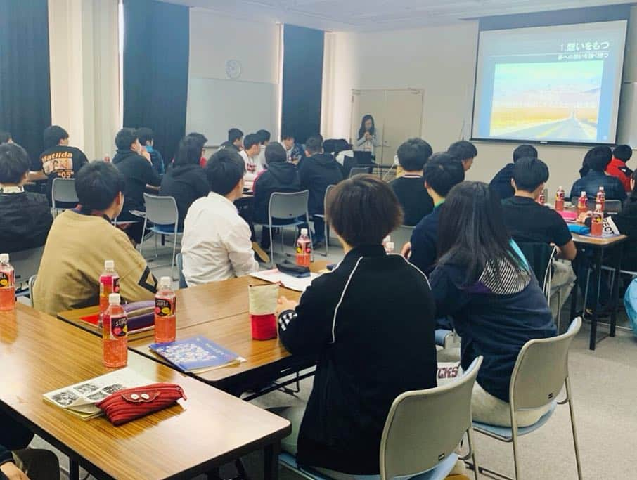 東洋医療専門学校さんのインスタグラム写真 - (東洋医療専門学校Instagram)「☺︎☺︎☺︎ . ＼学外オリエンテーション／ . 柔道整復師学科 part③📷✨ . 1泊2日のオリエンテーション お疲れ様でした！🌷 . スポーツ大会、ストレッチング研修、BBQなどなど 盛りだくさんの2日間でした！😊 . 学外オリを通してさらに仲が深まりましたね！ 入学してわずか2週間とは思えない仲の良さ🌼 . これから3年間、みんなで頑張っていきましょうね！💪 . #東洋医療専門学校 #東洋のぞき見 #学外 #オリエンテーション #学外オリ . #ホンマに #仲良し！ #柔道整復師学科 #1年生 #笑顔の絶えない #2日間 #これから #3年間 #みんなで #一緒に #頑張っていきましょう . #東洋 #医療 #専門学校 #新大阪 #歯科技工士 #救急救命士 #鍼灸師 #柔道整復師 #楽しい学校生活」4月17日 19時20分 - toyo_medical_college