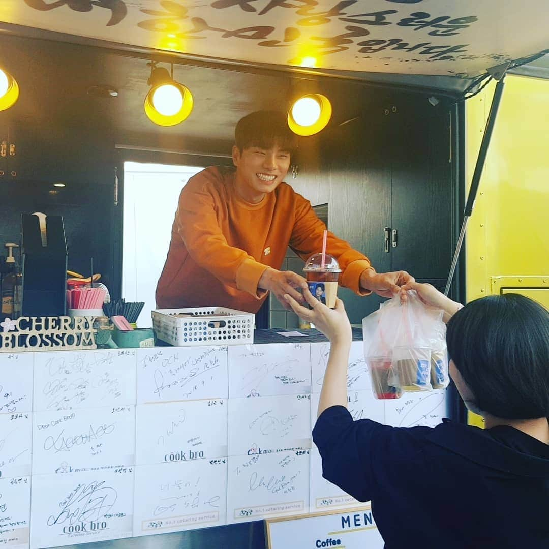 イ・イギョンさんのインスタグラム写真 - (イ・イギョンInstagram)「붉은달푸른해 로 인연이 맺여진 '김선아선배님'께서 응원의 커피&쿠키차를 보내주셨어요.  요즘 드라마 '시크릿부티크'촬영 중이신  선배님! 감사합니다♡」4月17日 19時21分 - luvlk89