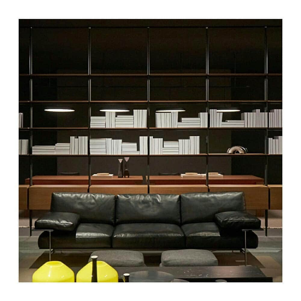 B&B Italiaさんのインスタグラム写真 - (B&B ItaliaInstagram)「A new look for Diesis 40, designed by Antonio Citterio and Paolo Nava: not only a B&B Italia’s classic, but also an icon of contemporary design. Presented at Salone del Mobile Milan: have a look at the gallery! . #SaloneDelMobile #SaloneDelMobile2019 #AntonioCitterio #PaoloNava #bebitalia #furnituredesign」4月17日 19時22分 - bebitalia