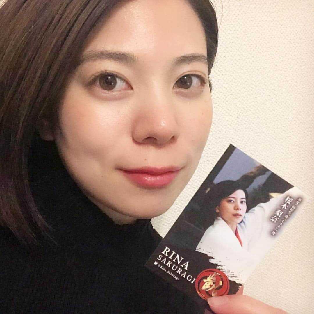 桜木梨奈さんのインスタグラム写真 - (桜木梨奈Instagram)「こんばんは☆ 明日4/18(木)も #チーム凱 #座show のステージに出演します⛩  実は初めてご来場のお客様にはこんなネームカードをお渡しさせて頂いてます。トレカみたい笑  1回目 18:30開場/19:30開演 2回目 21:15開場/22:00開演/23:30閉店  チャージ 3,800+1ドリンク~  神田明神 文化交流館B1の劇場にてお待ちしております🤗🌷 お時間にゆとりを持ってお越しくださいませ🐮🌸 https://www.theshow.jp/  #ショーレストラン #巫女 #神田明神 #神社 #トレカ  #桜木梨奈」4月17日 19時34分 - rina_sakuragi