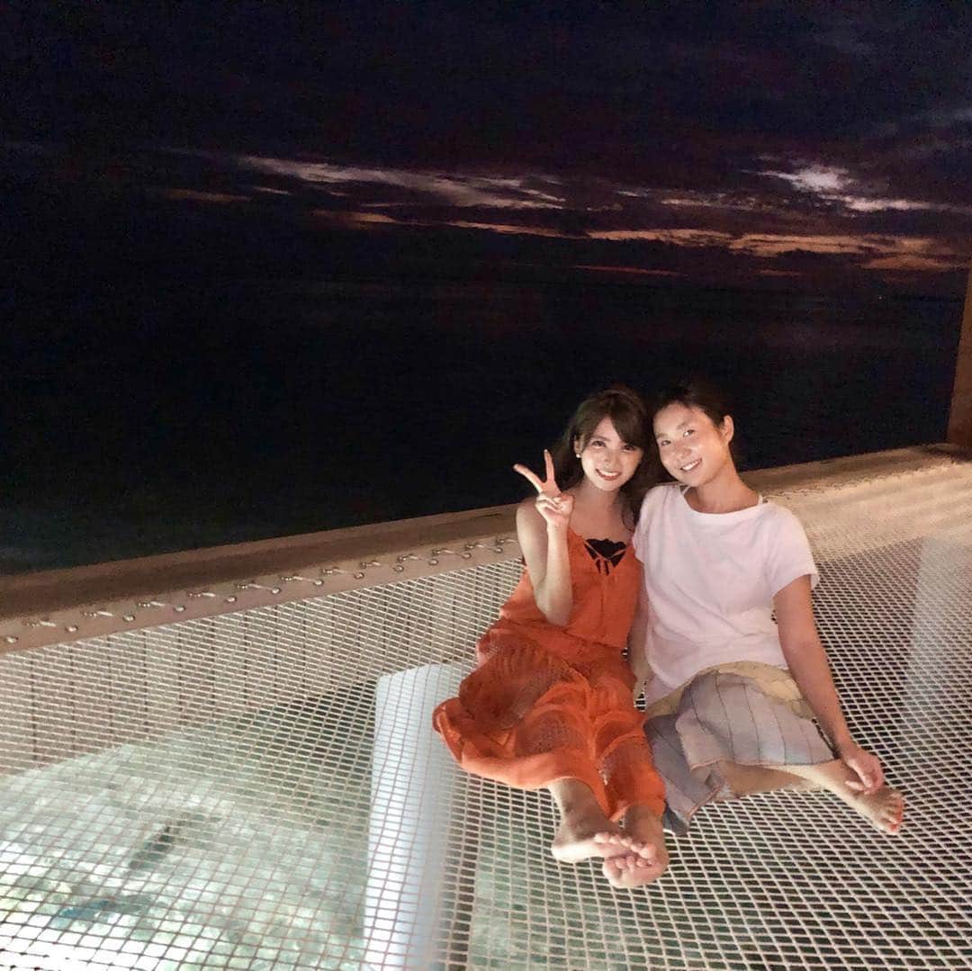 岡田栞奈のインスタグラム：「あとね❗️あとね❗️ ずっっっっっっっと 言いたかった事言ってなかった‼️笑笑 ・ ・ 実はね、結婚式の時にヘアメイクを担当して下さったのがHKT現役時代に劇場などに来てくださっていた ヘアメイクさんで‼️笑 私の事に気づいて下さり、 声掛けてくれたんです😳😳✨ ・ ・ 今は福岡からモルディブに仕事場所を変えたそうで、 まさか福岡を超え遥か彼方の モルディブで再会してまた ヘアメイクしてもらうとは笑笑 しかもあつみさんもその日だけ たまたま私が挙式をするリゾート担当だったそう‼️ ・ 何か強い縁を感じてしまいました☺️✨ 世界はこんなに広いのに こんな偶然が起こるんだと、 モルディブで1番吃驚した奇跡✨ 式が終わった夜に記念に お写真1枚撮って頂きました📸💓 あつみさんありがとうございます😊✨ #鳥肌たった #ヘアメイクさん #HKT辞めて3年後の挙式でまた担当してもらうという #運命なのか #奇跡すぎるご縁」